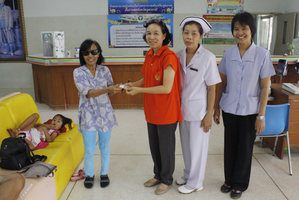 รับมอบเงินจากคุณอาชรา ศิลปี