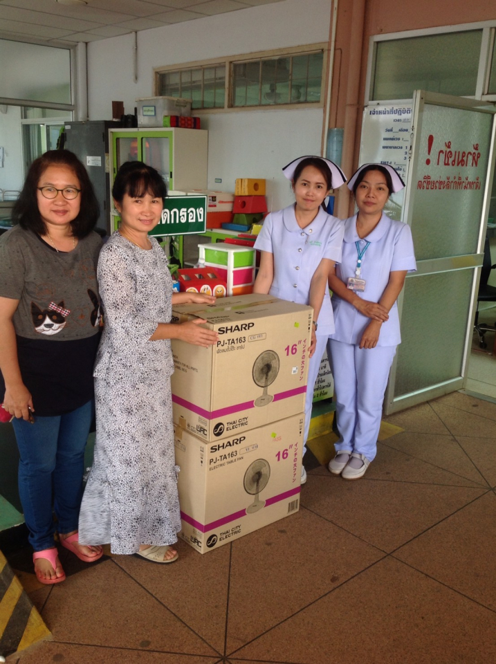 รับมอบพัดลมจากคุณยายจูมลี สุขสบาย