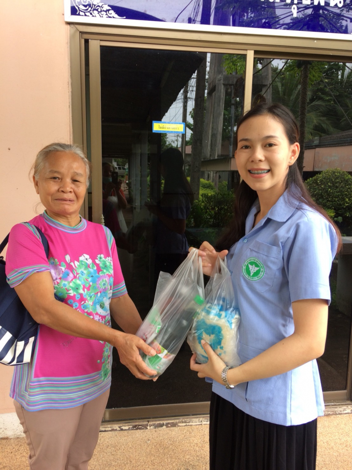 รับมอบข้าวสารจากแม่บุญยัง ผิวกอง สำหรับผู้ป่วยใน