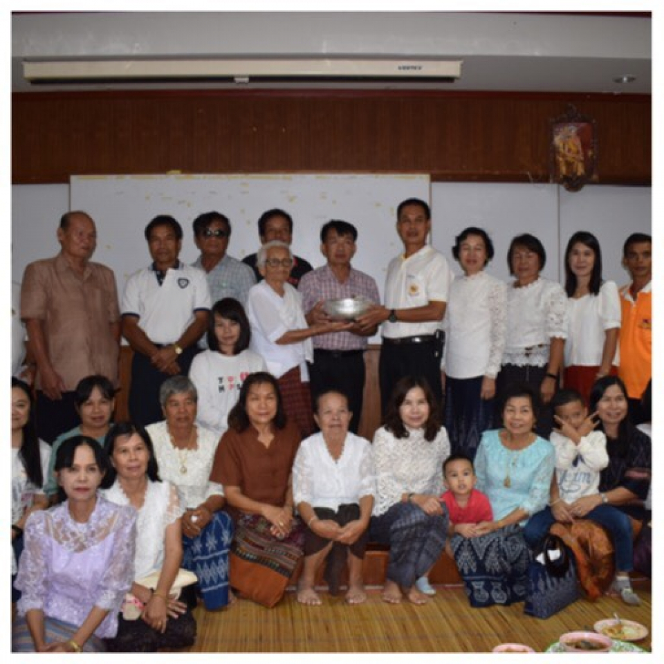 คณะผ้าป่าสามัคคีโดย นายประเวศ ฤาชากุล ( ผอ.โรงเรียนบ้านดุงวิทยา )