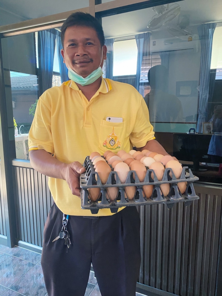 รับบริจาคไข่จำนวน 2 แผงสำหรับผู้ป่วยใน จากสมาชิกกลุ่มสีทอง และน้องน้ำออยเติมตู้ปันสุข