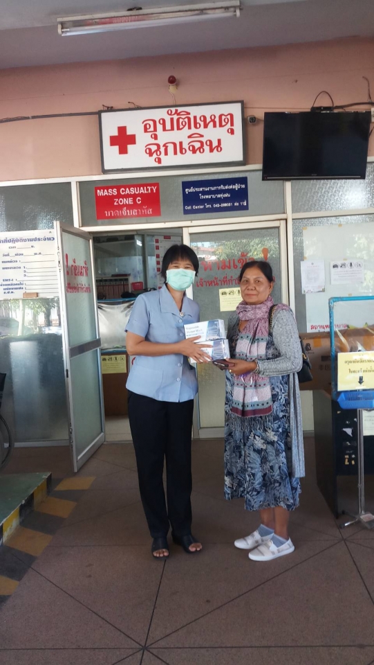 รับมอบบริจาคจากหน้ากากอนามัยจาก  คุณแม่ลำไพ พรมแพง ม.2 ต.นาทม จำนวน 30 กล่อง