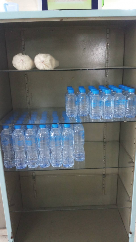 รับมอบบริจาคน้ำ ที่ตู้ปันสุขโรงพยาบาลทุ่งฝน