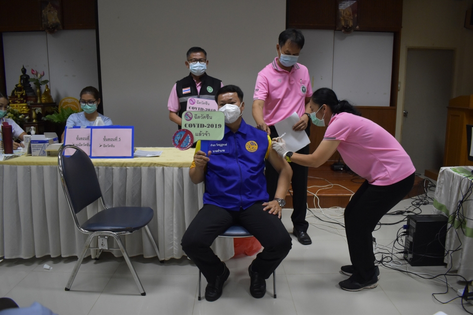 คณะนายอำเภอทุ่งฝนฉีดวัคซีนป้องกันโควิด 19 