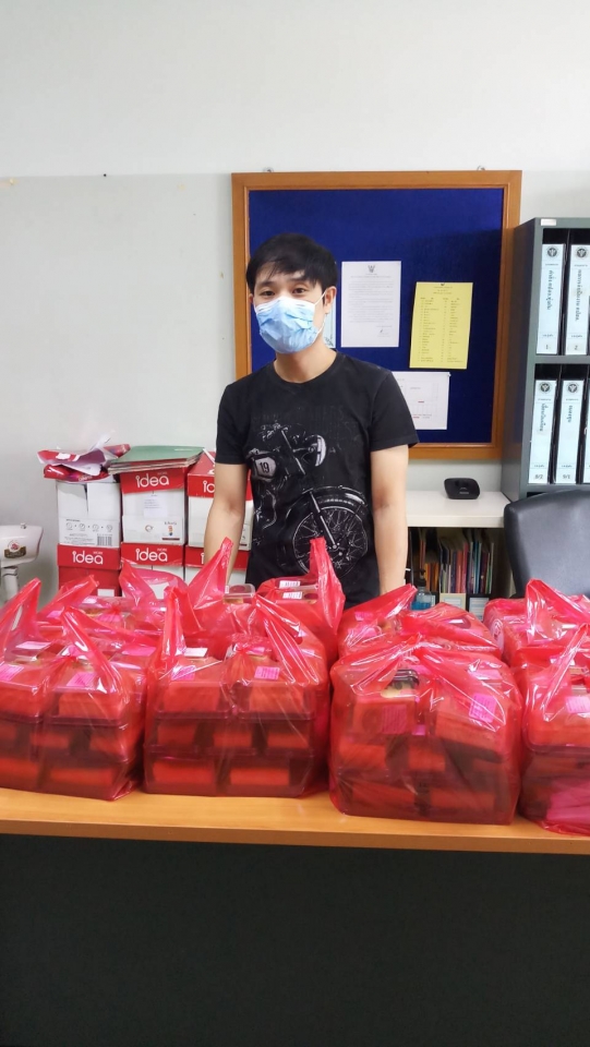 รับมอบขนมอร่อยจากร้านมิสเค็ก เพื่อเสริมกำลังใจให้หมอพยาบาลและเจ้าหน้าที่โรงพยาบาลทุ่งฝน