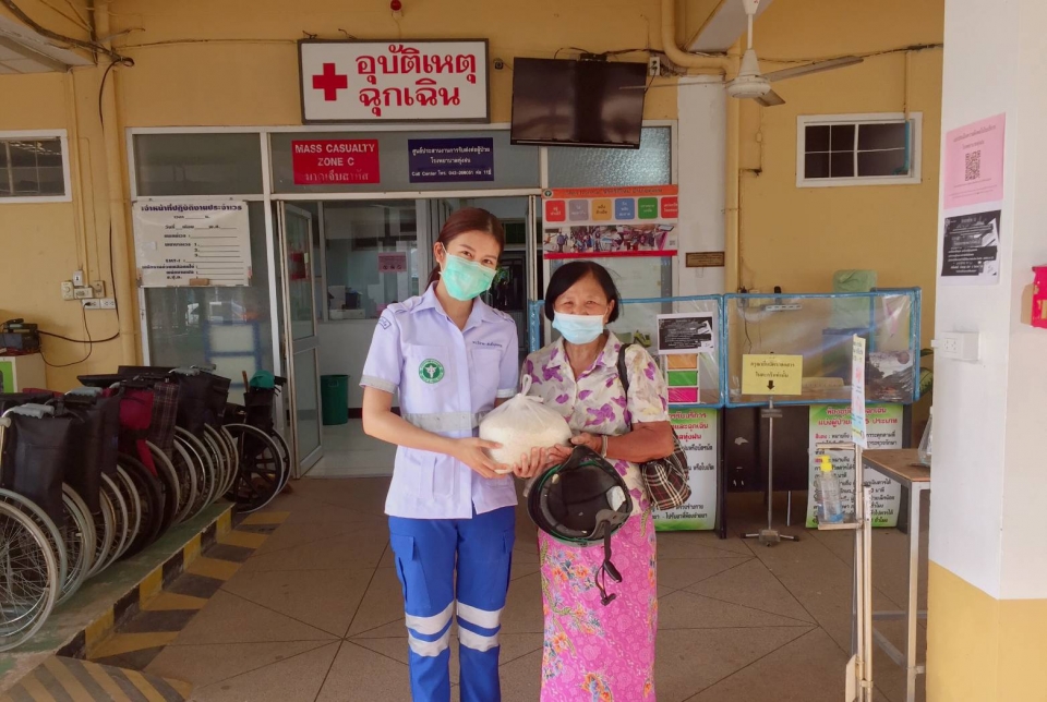 รับมอบอาหาร ข้าวสารจากคุณสายทอง ใคร่นุ่นสิงห์ 