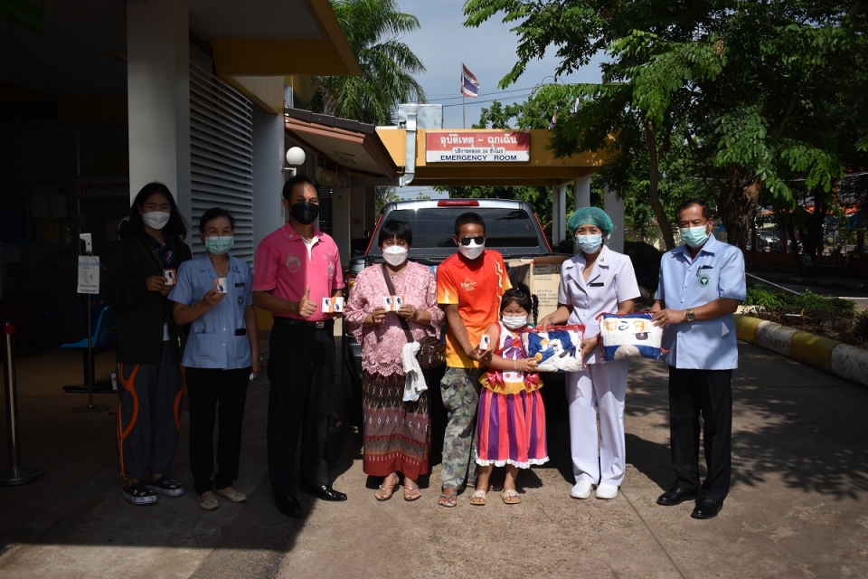 รับมอบของบริจาค น้ำดื่ม ชุดPPE  ผ้าหุ่มและเครื่องวัดออกซิเจนปลายนิ้ว