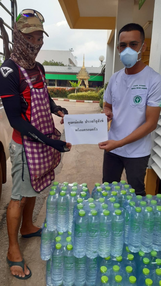 รับมอบบริจาคน้ำ 20 แพ็ค
