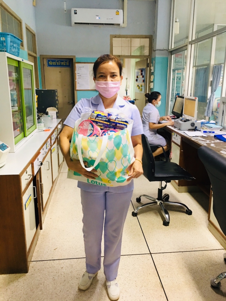 มอบขนมไว้ให้เด็กๆคนไข้ทุกคน