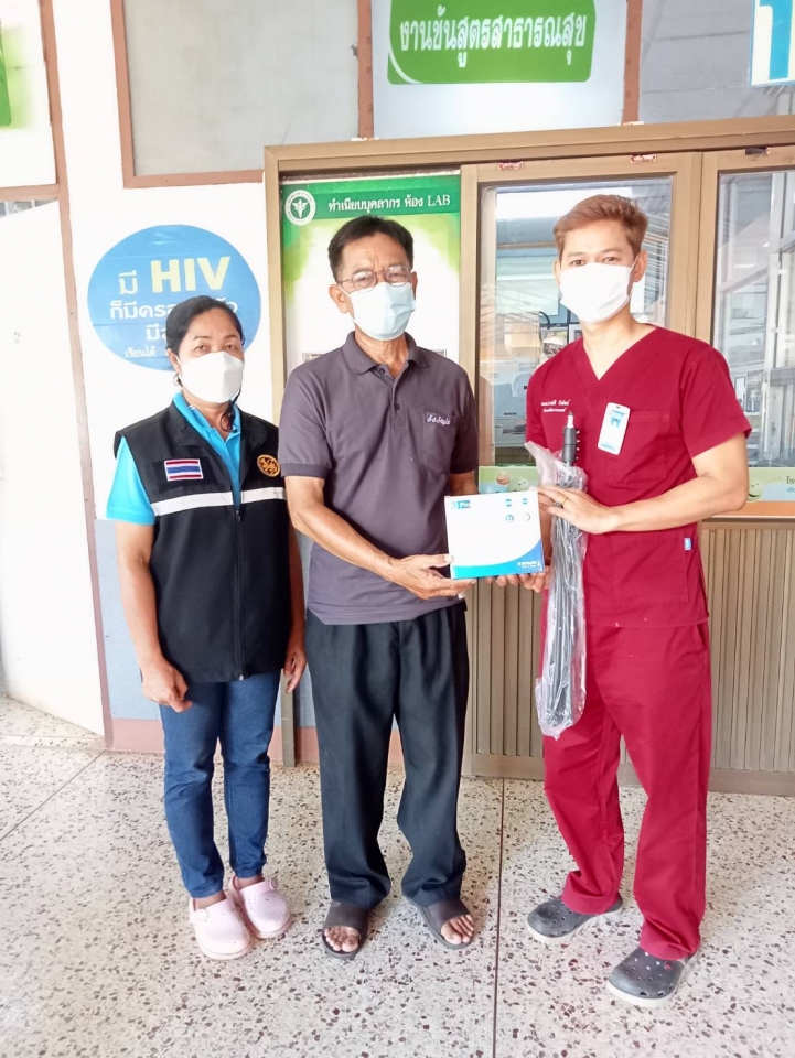 รับมอบเครื่องวัดอุณหภูมิจากตัวแทน อสม ต.ทุ่งฝน