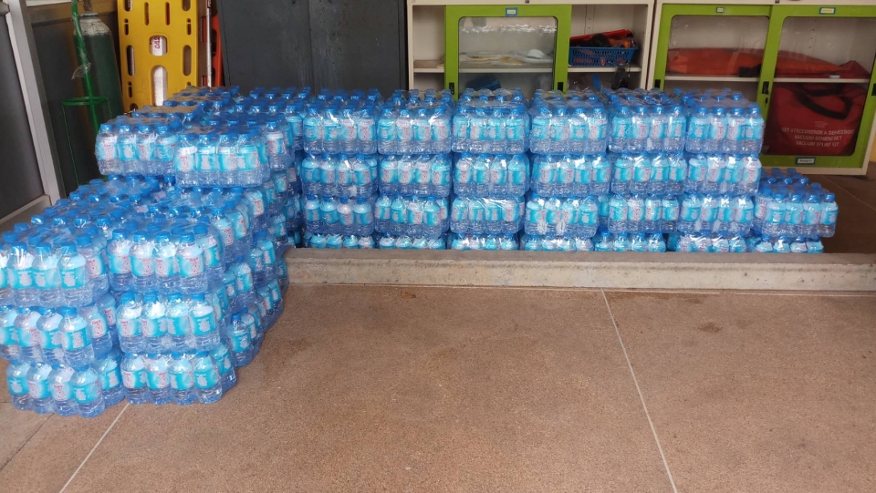 รับมอบบริจาคน้ำดื่ม 100 โหล จากท่านพระอาจารย์โอเล่ย์