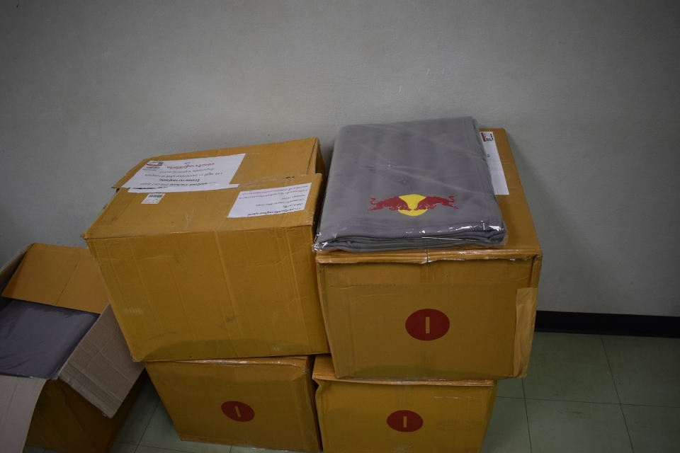 รับมอบชุด ผ้าหุ่ม จากกองทุนเฉลียวอยู่วิทยานุสรณ์