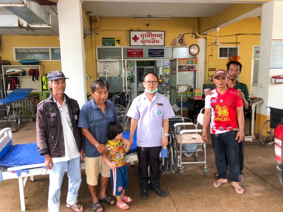 ญาติผู้ป่วยบริจาครถเข็น นั่ง/ เตียง แม่ประพันธ์  โคตรมูล