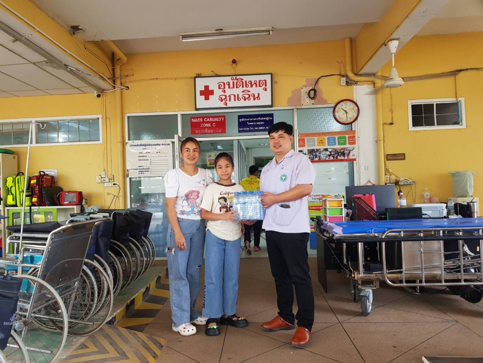  รับมอบน้ำดื่มจาก ร้านน้ำดื่มตราผึ้ง จำนวน 50 แพ็ค 