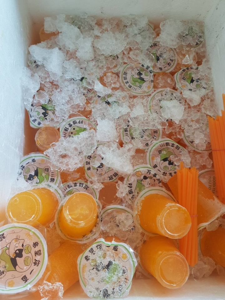 ขอขอบคุณนางสาวรุ่งมณีรัตน์ จันสีงาม และเพื่อนๆ ที่ได้บริจาคน้ำส้มเกร็ดหิมะให้กับเจ้าหน้าที่และญาติผู้ป่วย